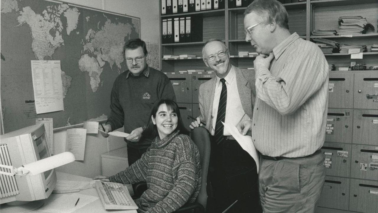 Arbeit in der Abteilung "Nachrichten und Aktuelles" des DeutschlandRadio im Jahr 1995.