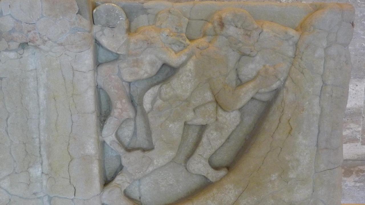 Mit einem geflügelten Dämon auf seiner Schulter rollt Sisyphus, König von Korinth, einen grossen Stein den Berg hinauf - auf Sandstein
Mit einem geflügelten Dämon auf seiner Schulter rollt Sisyphus, König von Korinth, einen grossen Stein den Berg hinauf - auf Sandstein