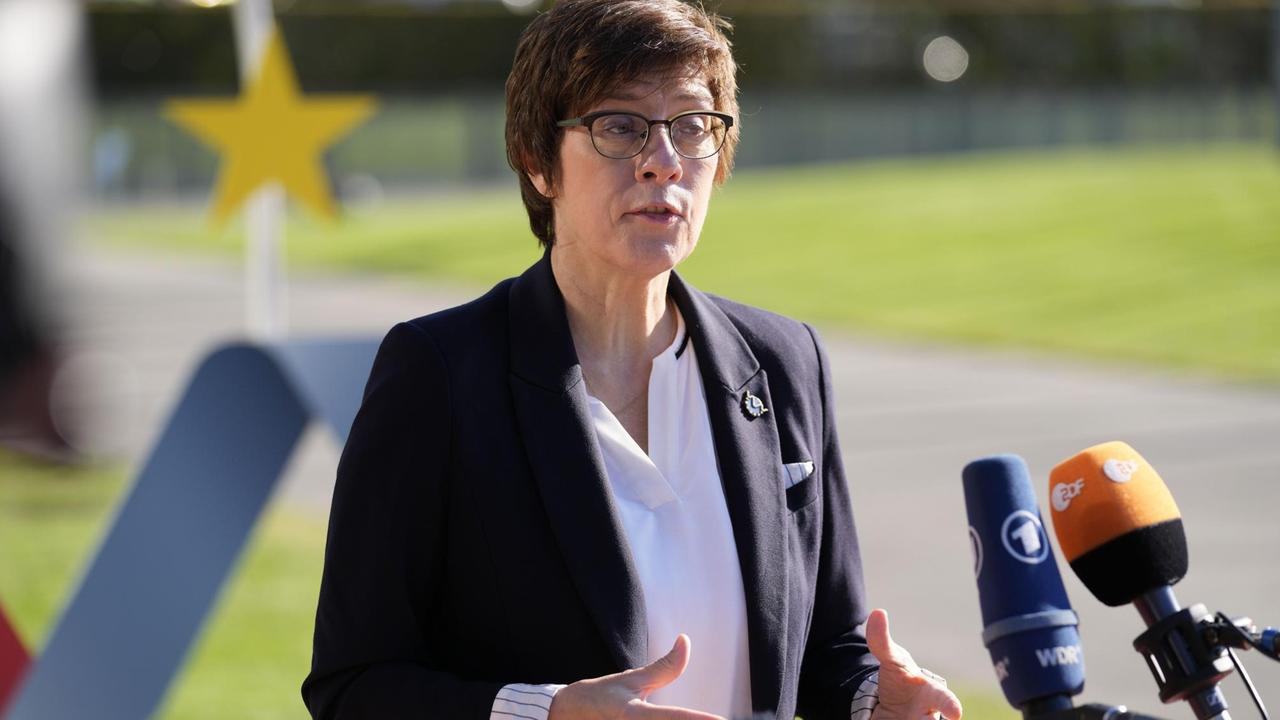 Verteidigungsministerin Kramp-Karrenbauer in Slowenien. Sie steht vor Mikrofonen. Verteidigungsministerin Kramp-Karrenbauer in Slowenien. Sie steht vor Mikrofonen.