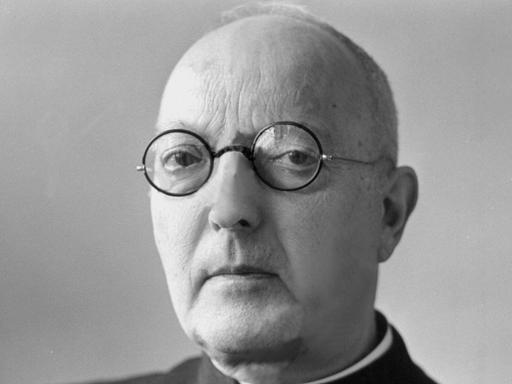Der Nestor der katholischen Soziallehre und Jesuitenpater, Oswald von Nell-Breuning, in einer zeitgenössischen Aufnahme.