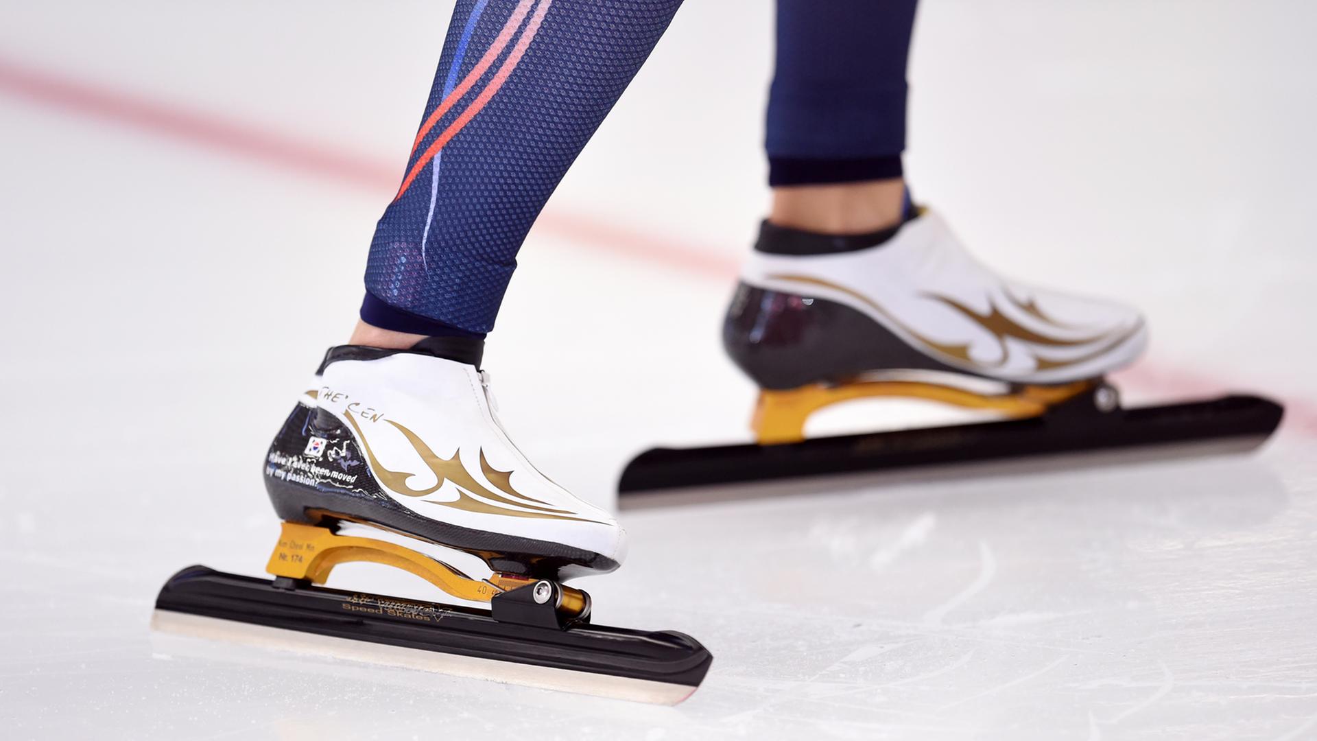 Die Schlittschuhe eines Eisschnellläufers. Er steht damit auf dem Eis. Die Schlittschuhe eines Eisschnellläufers. Er steht damit auf dem Eis.