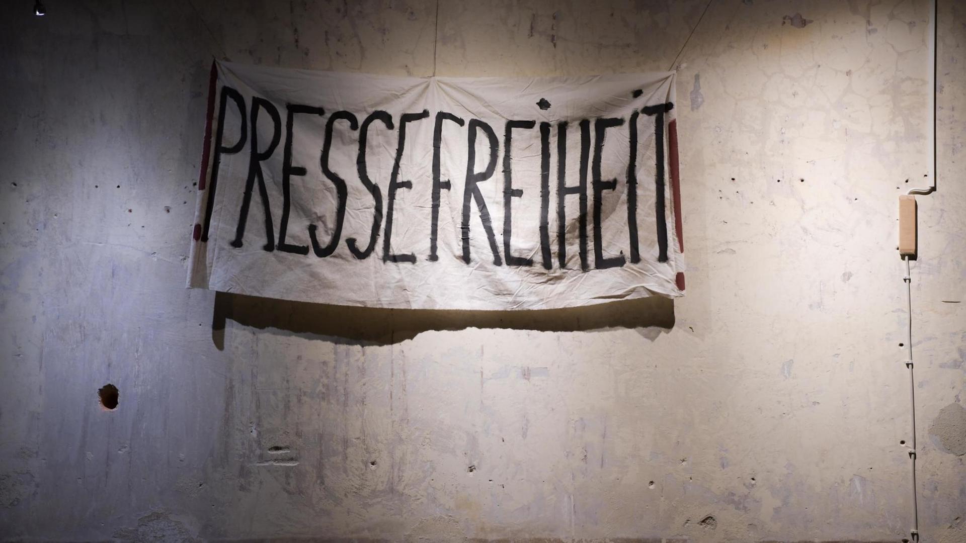 Ein Transparent mit der Aufschrift "Pressefreiheit" ist bei Dreharbeiten zum historischen ZDF-Dreiteiler "The Wall" in der Gethsemanekirche zu sehen. Der Dreiteiler kommt zum Jubiläum des Mauerfalls im Herbst ins ZDF und erzählt die Wendezeit aus der Sicht von drei Schwestern. Ein Transparent mit der Aufschrift "Pressefreiheit" ist bei Dreharbeiten zum historischen ZDF-Dreiteiler "The Wall" in der Gethsemanekirche zu sehen. Der Dreiteiler kommt zum Jubiläum des Mauerfalls im Herbst ins ZDF und erzählt die Wendezeit aus der Sicht von drei Schwestern.
