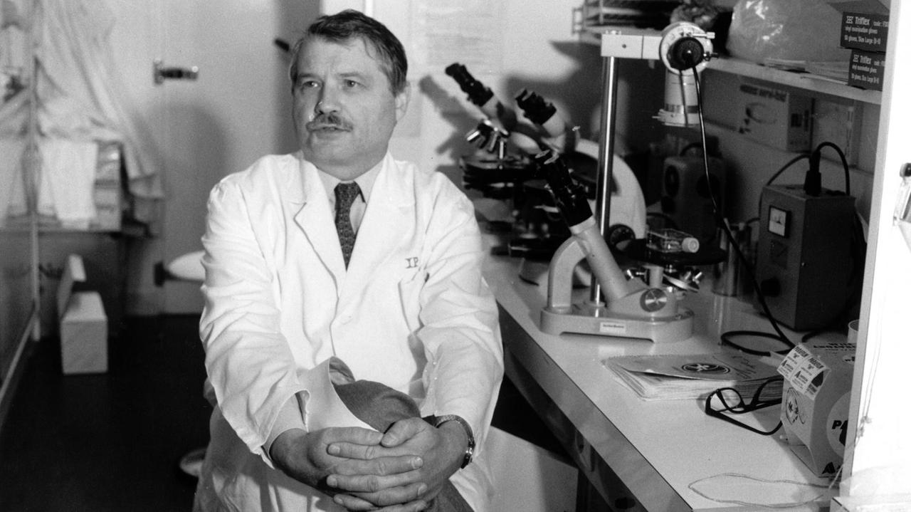Der französische Virologe Luc Montagnier (1984 Entdecker des AIDS-Virus), aufgenommen als Leiter der Virologischen Abteilung des Institut Pasteur in Paris bei seinen Forschungen zum HIV-Virus im Jahr 1986