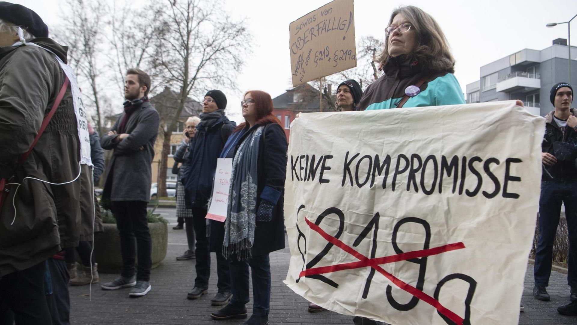 "Keine Kompromisse beim Paragrafen 219a" steht auf einem Plakat, mit dem eine Frau dessen Abschaffung fordert. "Keine Kompromisse beim Paragrafen 219a" steht auf einem Plakat, mit dem eine Frau dessen Abschaffung fordert.