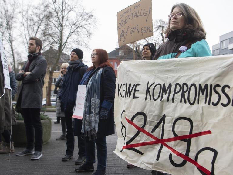 "Keine Kompromisse beim Paragrafen 219a" steht auf einem Plakat, mit dem eine Frau dessen Abschaffung fordert.