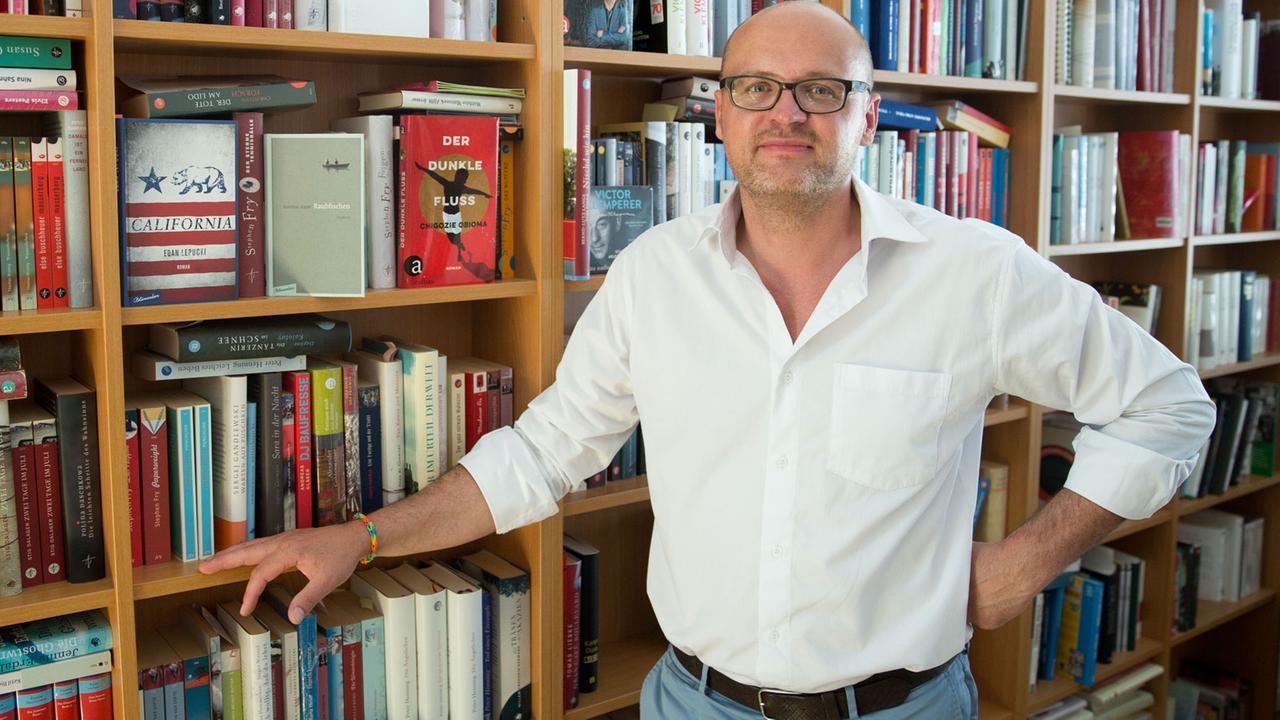 Gunnar Cynybulk ist seit Oktober 2017 Leiter der Ullstein Buchverlage in Berlin. Zuvor war er 18 Jahre beim Aufbau Verlag tätig. Gunnar Cynybulk ist seit Oktober 2017 Leiter der Ullstein Buchverlage in Berlin. Zuvor war er 18 Jahre beim Aufbau Verlag tätig.