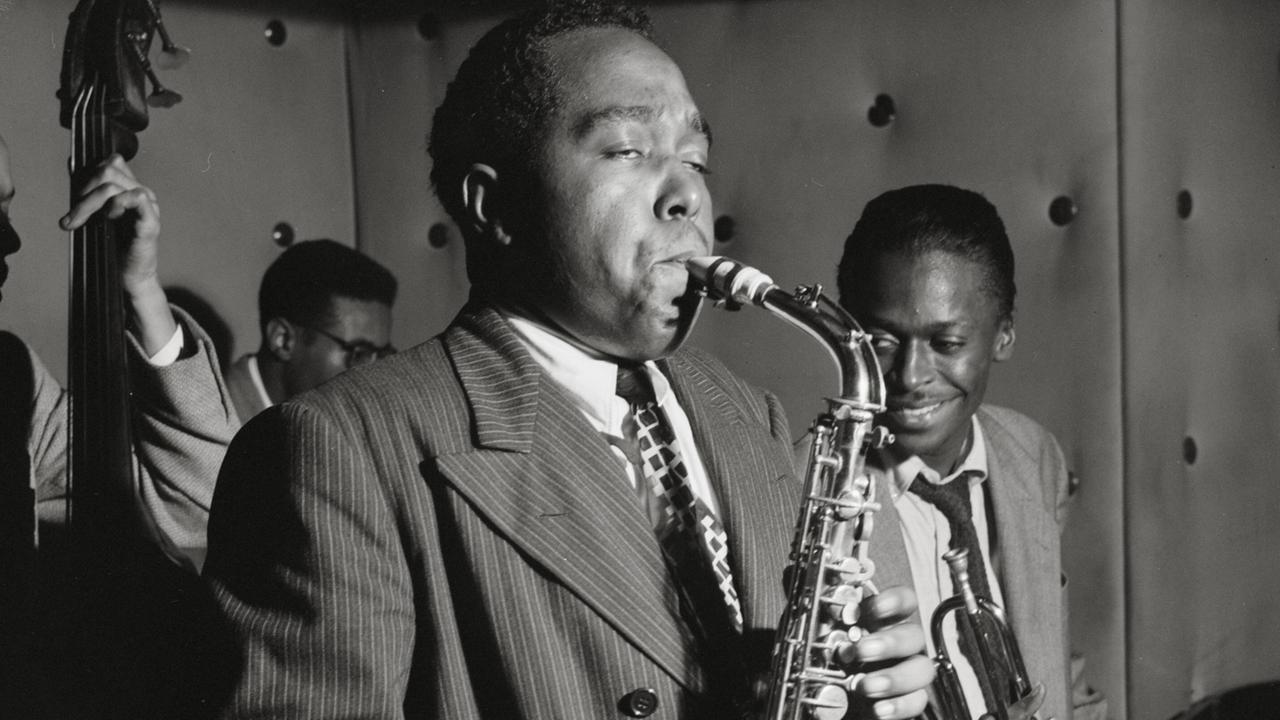 Jazz-Musiker Charlie Parker im August 1947. Im Hintergrund: Tommy Potter, Miles Davis und Max Roach Jazz-Musiker Charlie Parker im August 1947. Im Hintergrund: Tommy Potter, Miles Davis und Max Roach