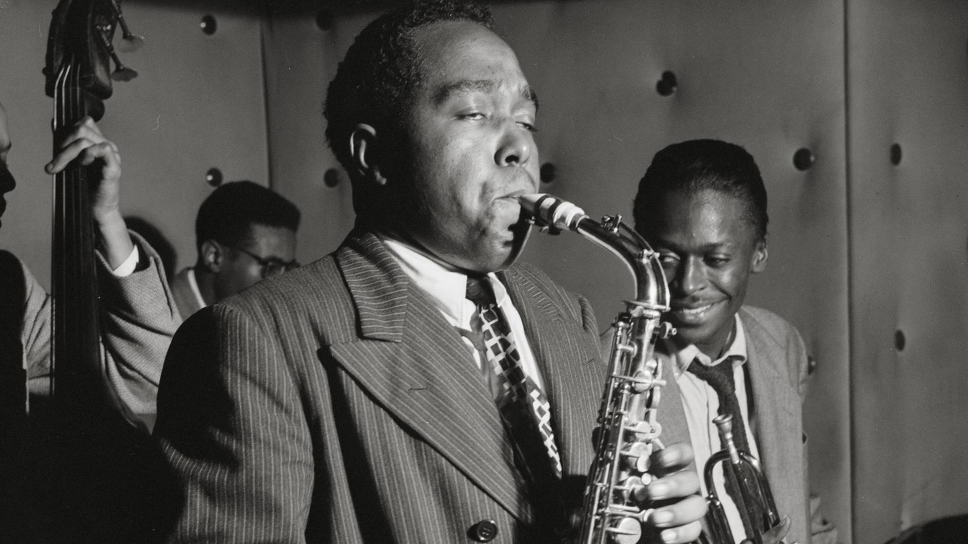 Jazz-Musiker Charlie Parker im August 1947. Im Hintergrund: Tommy Potter, Miles Davis und Max Roach Jazz-Musiker Charlie Parker im August 1947. Im Hintergrund: Tommy Potter, Miles Davis und Max Roach