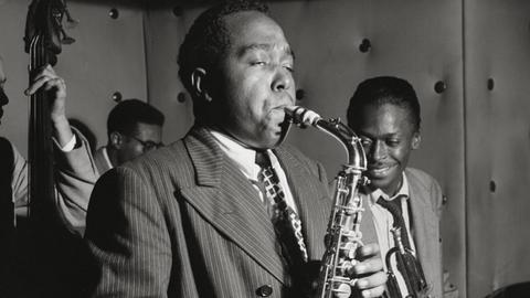 Jazz-Musiker Charlie Parker im August 1947. Im Hintergrund: Tommy Potter, Miles Davis und Max Roach