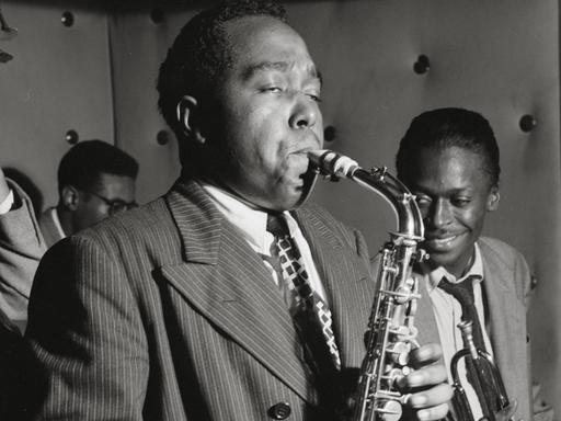 Jazz-Musiker Charlie Parker im August 1947. Im Hintergrund: Tommy Potter, Miles Davis und Max Roach