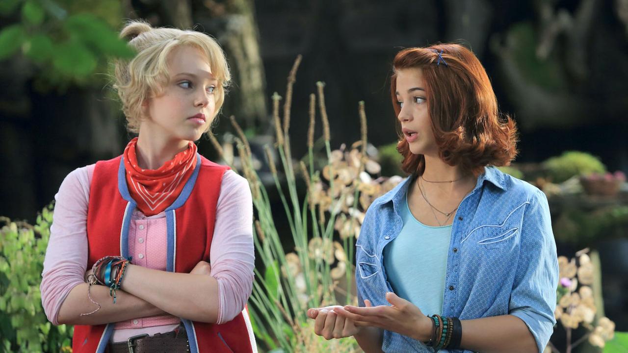 Die Schauspielerinnen Lina Larissa Strahl (l) in der Rolle der Bibi und Lisa-Marie Koroll als Tina posieren am 14.08.2015 am Set des Kinofilms "Bibi & Tina - Mädchen gegen Jungs" im Wald bei Harzgerode (Sachsen-Anhalt). Die Schauspielerinnen Lina Larissa Strahl (l) in der Rolle der Bibi und Lisa-Marie Koroll als Tina posieren am 14.08.2015 am Set des Kinofilms "Bibi & Tina - Mädchen gegen Jungs" im Wald bei Harzgerode (Sachsen-Anhalt).