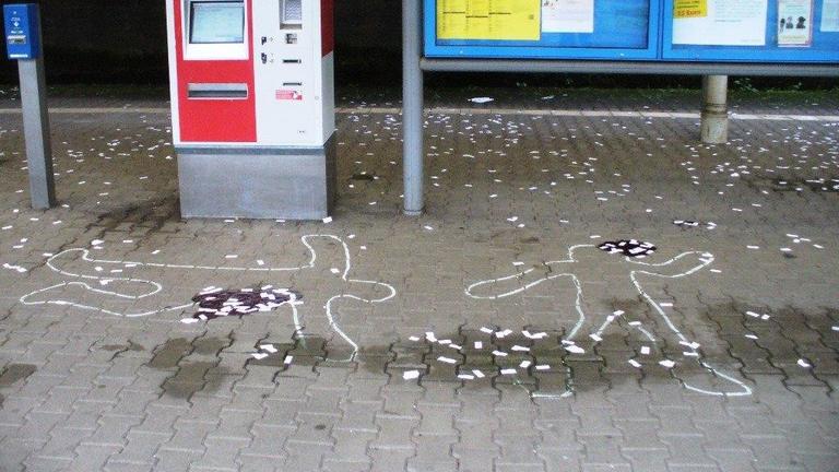 Mit Kreide gezeichnete Leichenumrisse, die Rechtsextreme im Bahnhof Königstein gemalt haben. Mit Kreide gezeichnete Leichenumrisse, die Rechtsextreme im Bahnhof Königstein gemalt haben.