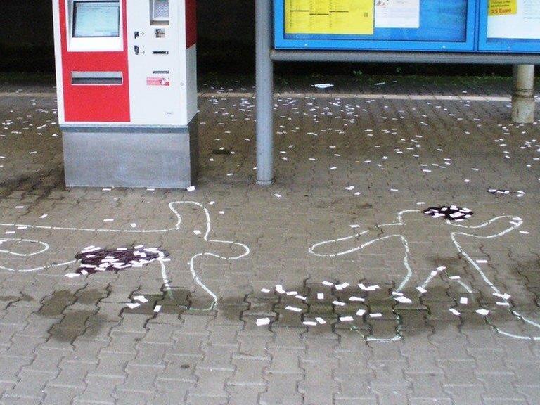 Mit Kreide gezeichnete Leichenumrisse, die Rechtsextreme im Bahnhof Königstein gemalt haben.