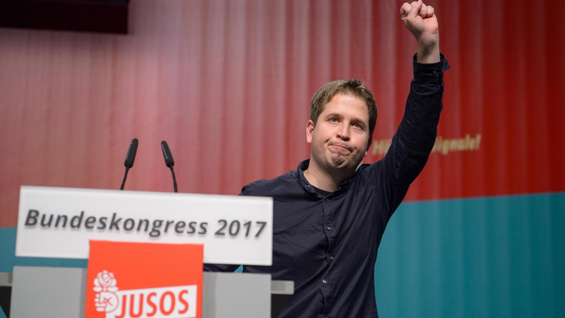 Kevin Kühnert bedankt sich am 24.11.2017 beim Juso-Bundskongress im E-Werk in Saarbrücken (Saarland) für seine Wahl zum Juso-Bundesvorsitzenden. Foto: Oliver Dietze/dpa | Verwendung weltweit Kevin Kühnert bedankt sich am 24.11.2017 beim Juso-Bundskongress im E-Werk in Saarbrücken (Saarland) für seine Wahl zum Juso-Bundesvorsitzenden. Foto: Oliver Dietze/dpa | Verwendung weltweit
