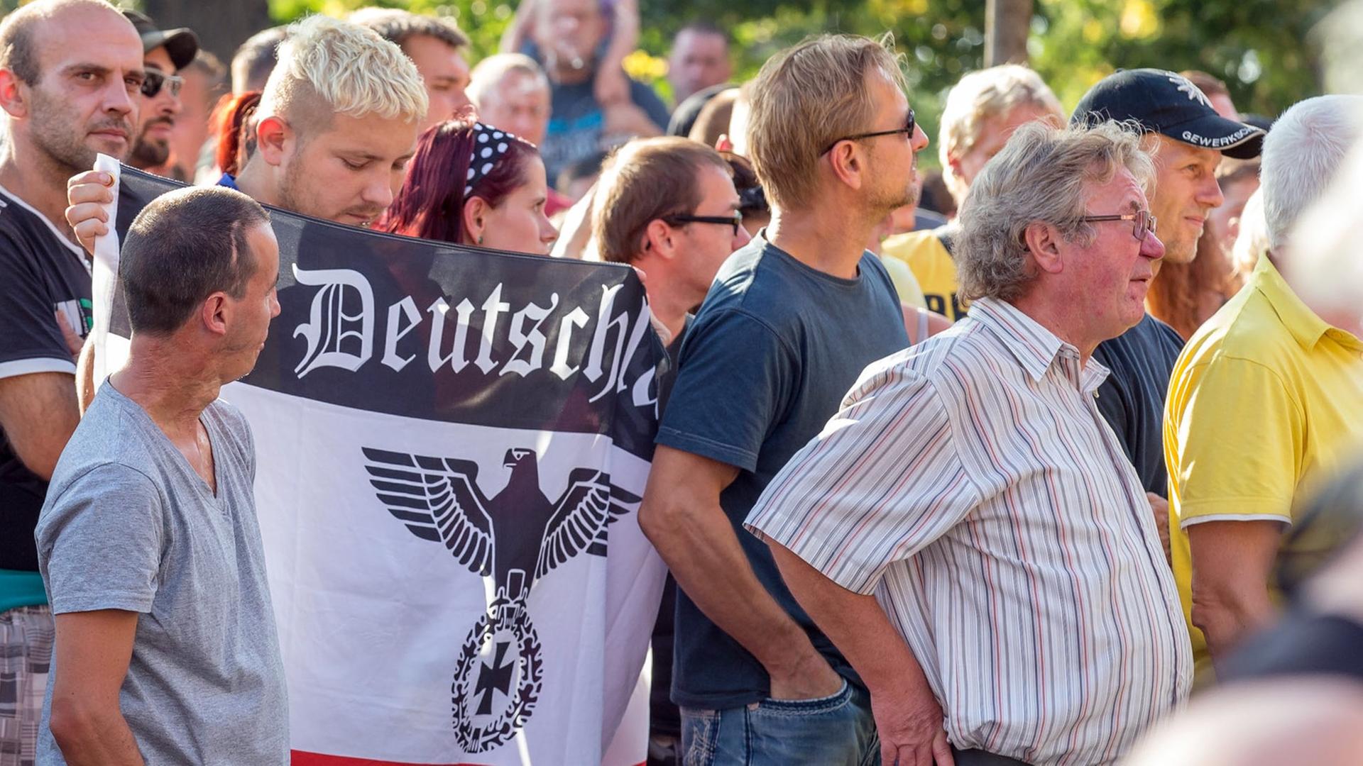 Etwa 1000 Menschen protestieren am Abend des 21.08.2015 in Heidenau (Sachsen) gegen die Unterbringung von Asylbewerbern im ehemaligen Baumarkt «Praktiker». In dem seit 2013 leerstehenden Baumarkt in einem Gewerbegebiet sollen in der Nacht zum Samstag etwa 250 Neuankömmlinge untergebracht werden. Etwa 1000 Menschen protestieren am Abend des 21.08.2015 in Heidenau (Sachsen) gegen die Unterbringung von Asylbewerbern im ehemaligen Baumarkt «Praktiker». In dem seit 2013 leerstehenden Baumarkt in einem Gewerbegebiet sollen in der Nacht zum Samstag etwa 250 Neuankömmlinge untergebracht werden.