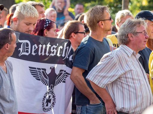 Etwa 1000 Menschen protestieren am Abend des 21.08.2015 in Heidenau (Sachsen) gegen die Unterbringung von Asylbewerbern im ehemaligen Baumarkt «Praktiker». In dem seit 2013 leerstehenden Baumarkt in einem Gewerbegebiet sollen in der Nacht zum Samstag etwa 250 Neuankömmlinge untergebracht werden.