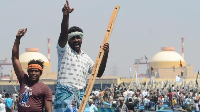 Indische Fischer protestieren vor dem Atomkraftwerk in Koodankulam