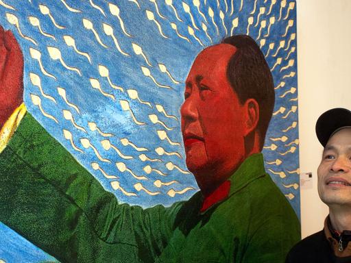 Der chinesische Künstler Ren Rong, der in Bonn und Peking lebt, posiert am Sonntag (14.2.2010) bei der Eröffnung seiner Ausstellung in der Kunsthalle Koblenz vor einem Bild mit dem Titel "Pflanzenmensch/ Mao 2007".