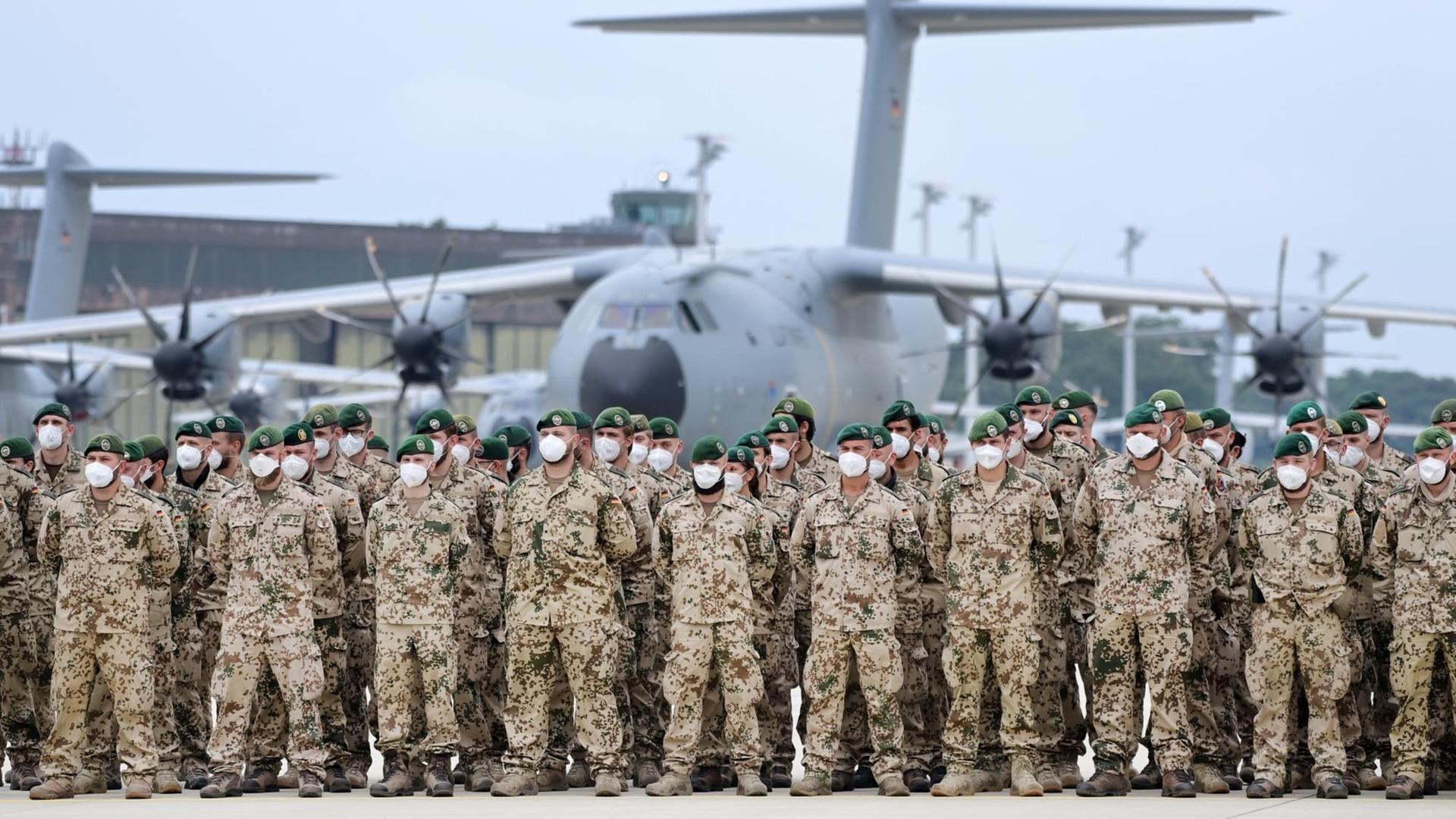 Soldaten der Bundeswehr sind vor dem Transportflugzeug vom Typ Airbus A400M der Luftwaffe zum Abschlussappell angetreten. Die letzten Soldaten des deutschen Afghanistan-Einsatzes sind auf dem niedersächsischen Fliegerhorst ankommen. Am Vorabend war der Einsatz nach fast 20 Jahren beendet worden. Die Soldaten waren mit vier Militärmaschinen aus dem Feldlager in Masar-i-Scharif im Norden von Afghanistan ausgeflogen worden. Soldaten der Bundeswehr sind vor dem Transportflugzeug vom Typ Airbus A400M der Luftwaffe zum Abschlussappell angetreten. Die letzten Soldaten des deutschen Afghanistan-Einsatzes sind auf dem niedersächsischen Fliegerhorst ankommen. Am Vorabend war der Einsatz nach fast 20 Jahren beendet worden. Die Soldaten waren mit vier Militärmaschinen aus dem Feldlager in Masar-i-Scharif im Norden von Afghanistan ausgeflogen worden.