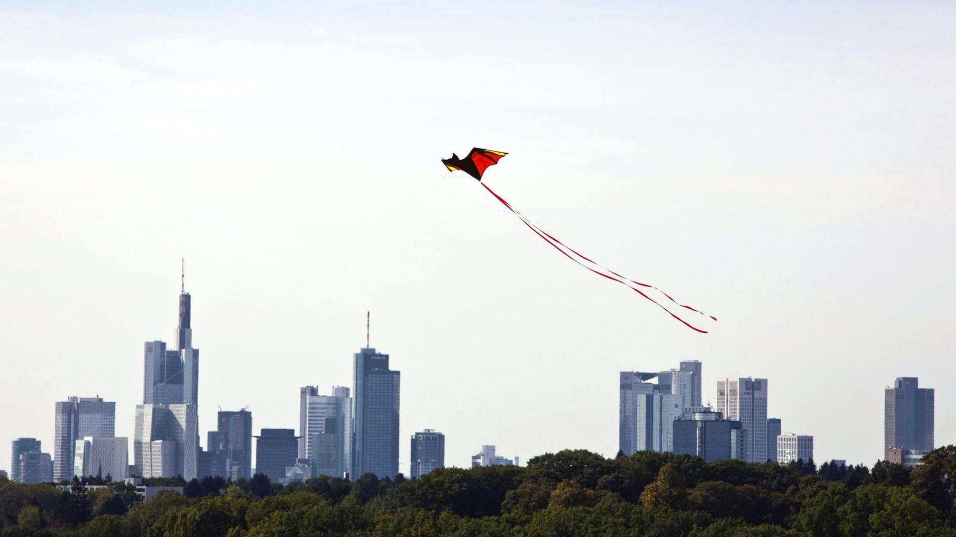 Ein Drachen fliegt vor Skyline von Frankfurt am Main