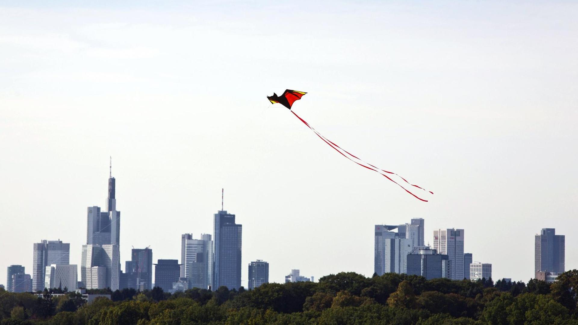 Ein Drachen fliegt vor Skyline von Frankfurt am Main Ein Drachen fliegt vor Skyline von Frankfurt am Main