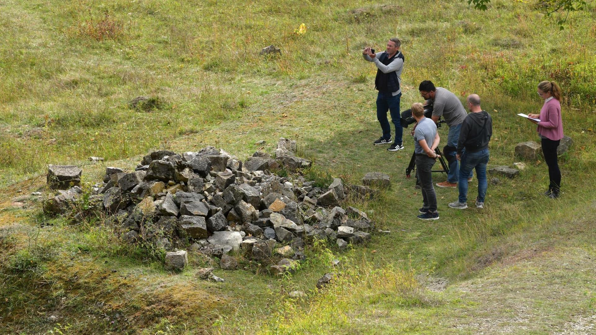 Ein mdr-Team steht im Steinbruch auf dem Gelände des früheren Konzentrationslagers Buchenwald.