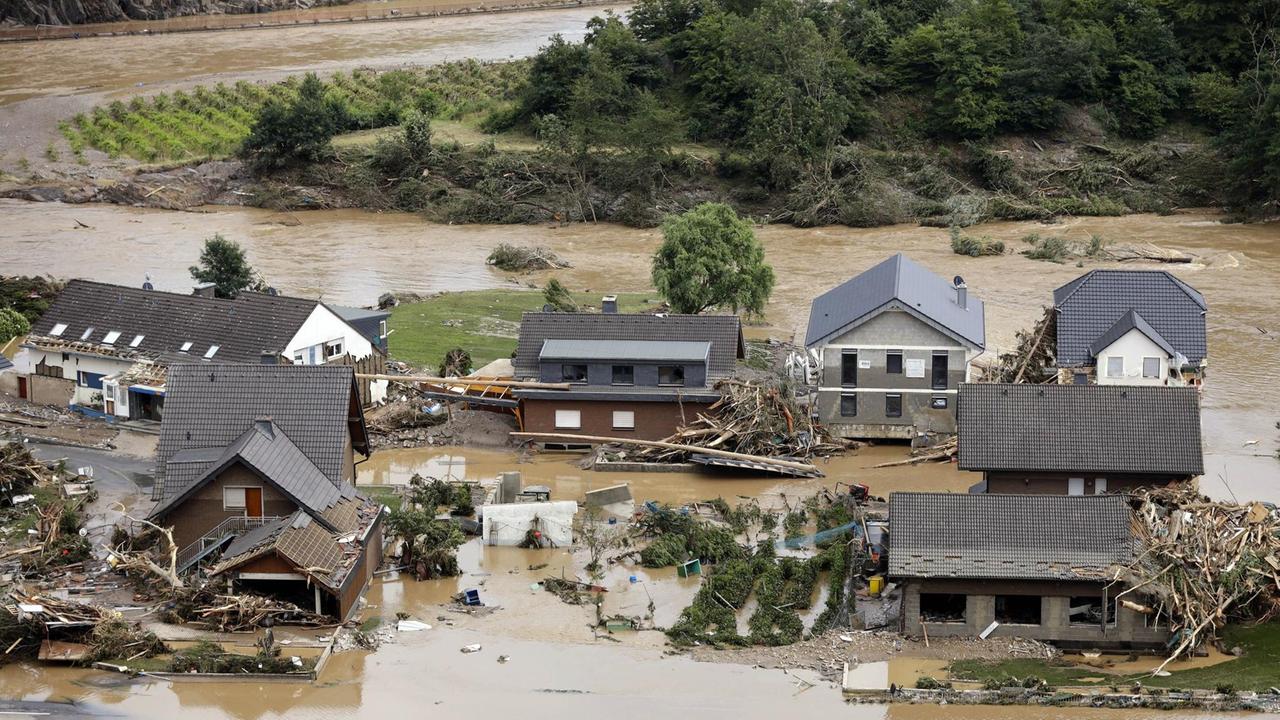 Zerstörte Häuser im Hochwasser in einem Ort im Ahrtal in der Eifel zwischen Dernau und Walporzheim am 15. Juli 2021. Zerstörte Häuser im Hochwasser in einem Ort im Ahrtal in der Eifel zwischen Dernau und Walporzheim am 15. Juli 2021.