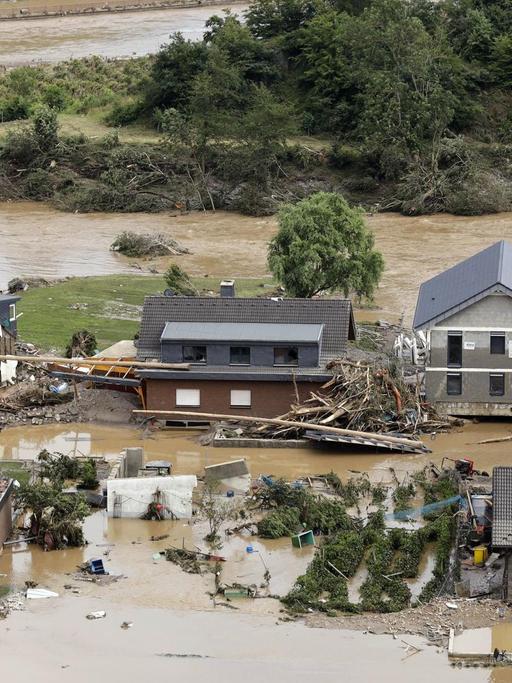 Zerstörte Häuser im Hochwasser in einem Ort im Ahrtal in der Eifel zwischen Dernau und Walporzheim am 15. Juli 2021.