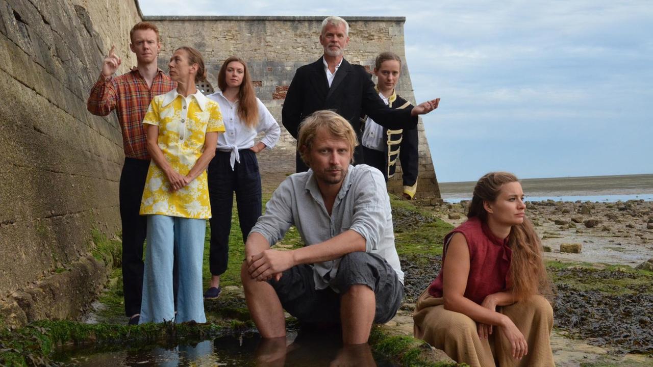 Die Mitglieder des Ensembles "Das letzte Kleinod" hocken und stehen im seichten Wasser auf der Atlantik-Insel Oléron. Genauer gesagt vor dem Rempart, dem Verteidigungswall. Die Mitglieder des Ensembles "Das letzte Kleinod" hocken und stehen im seichten Wasser auf der Atlantik-Insel Oléron. Genauer gesagt vor dem Rempart, dem Verteidigungswall.