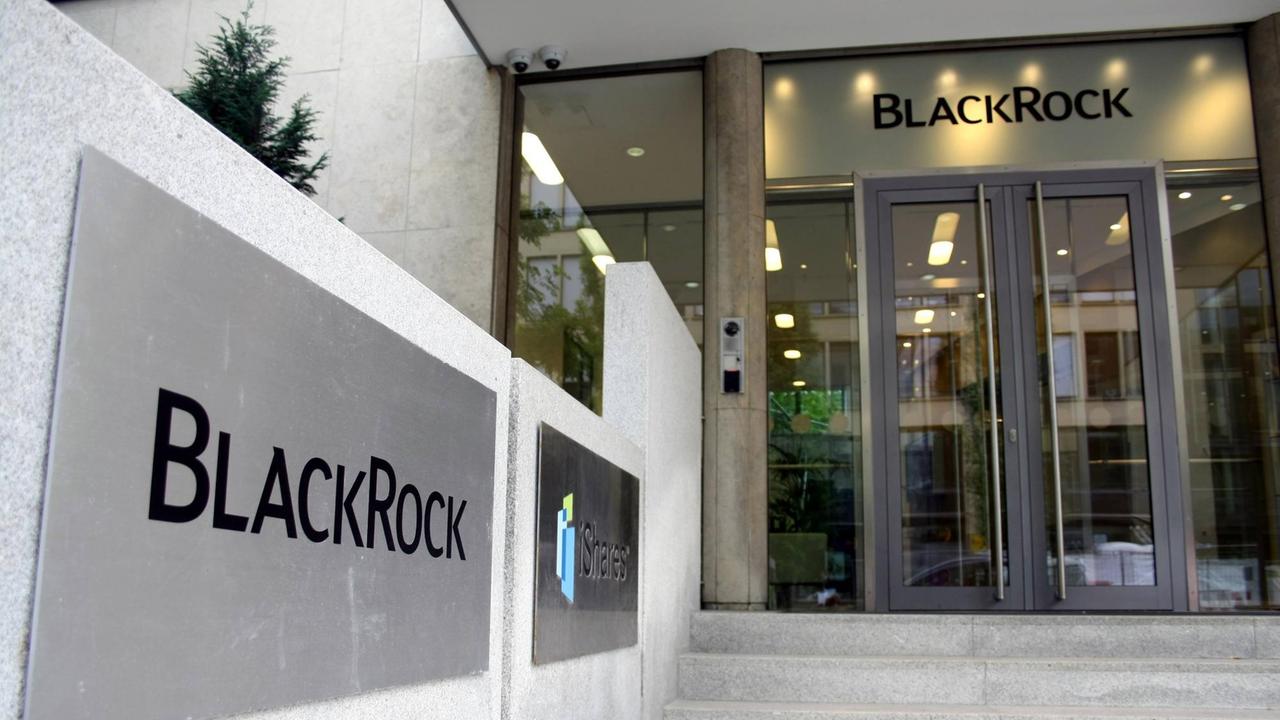 Am Haupteingang der Niederlassung in München steht der Schriftzug Blackrock Am Haupteingang der Niederlassung in München steht der Schriftzug Blackrock