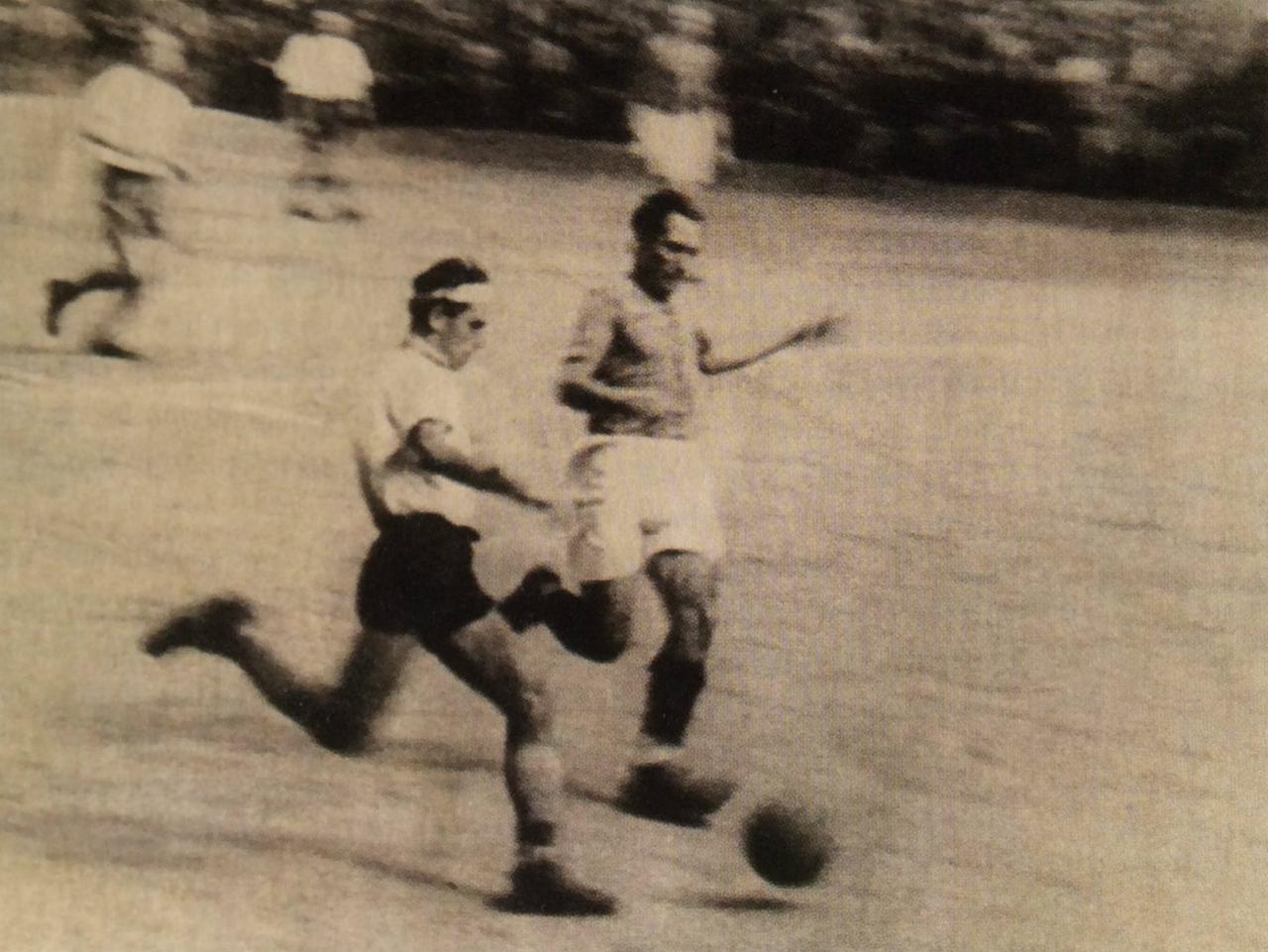 Sportgespräch mit dem Holocaust-Überlebenden Peter Erben, der in der Liga Terezin, der Fußball-Liga des Ghettos Theresienstadt, spielte. Sportgespräch mit dem Holocaust-Überlebenden Peter Erben, der in der Liga Terezin, der Fußball-Liga des Ghettos Theresienstadt, spielte.