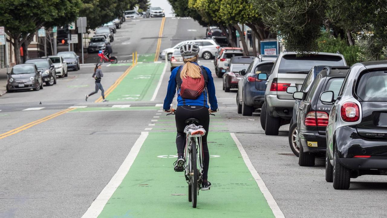 Eine Radfahrerin auf einem der grün eingezeichneten Radwege in San Francisco. Eine Radfahrerin auf einem der grün eingezeichneten Radwege in San Francisco.