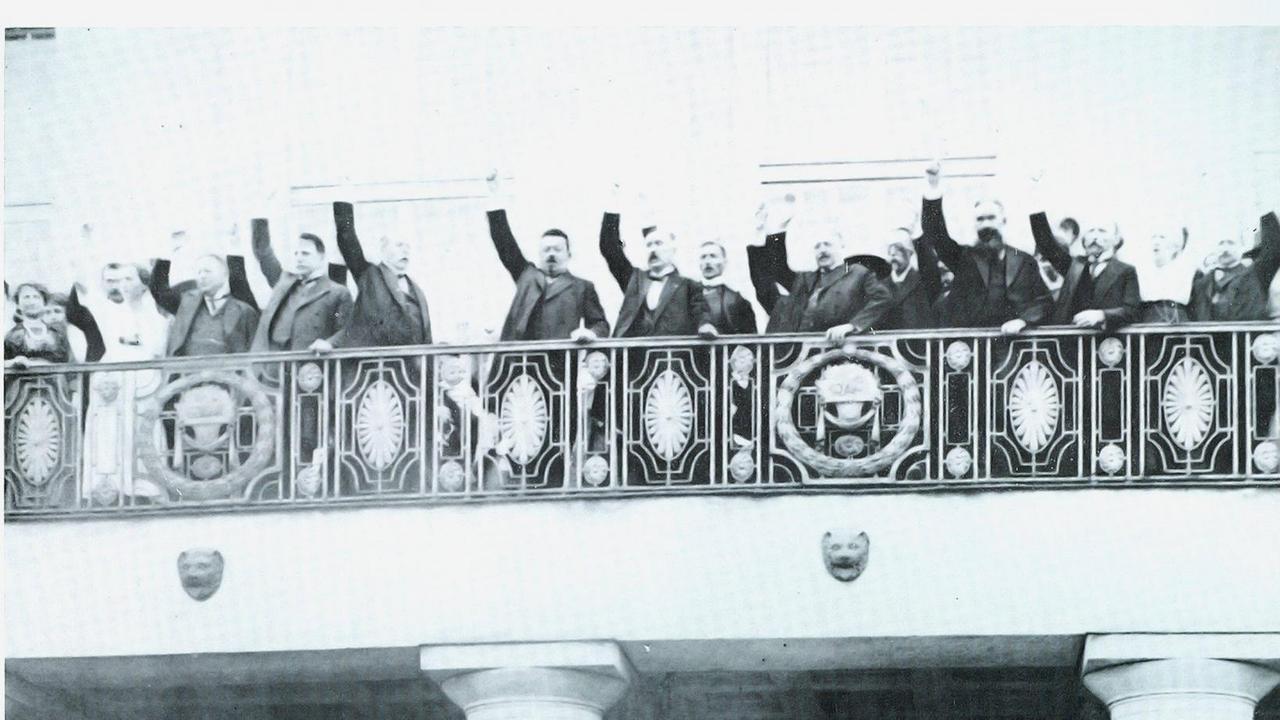 Unterzeichnung der Weimarer Verfassung am 11. August 1919 durch Reichspräsident Friedrich Ebert Unterzeichnung der Weimarer Verfassung am 11. August 1919 durch Reichspräsident Friedrich Ebert