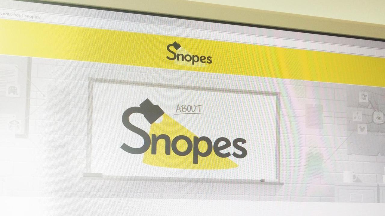 Die Website Snopes.com ist in einem Browser geöffnet und auf einem Bildschirm zu sehen