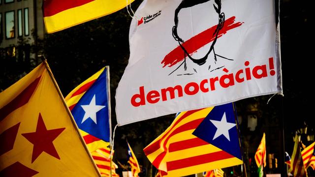 Hunderttausende protestieren in Barcelona gegen die Entscheidung der Zentralregierung in Madrid. Das Bild zeigt Flaggen und Transparente, Datum: 21.10.2017