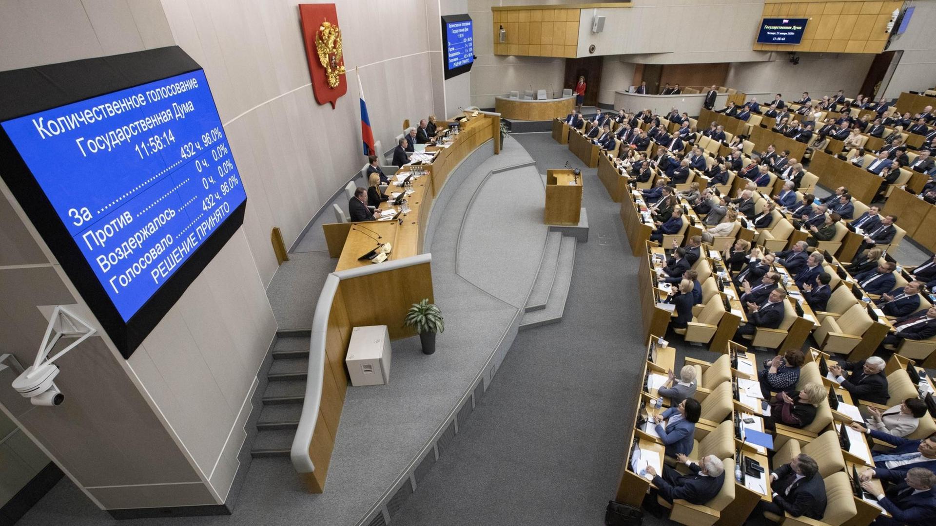Abgeordnete sitzen im russischen Parlament, der Duma.
