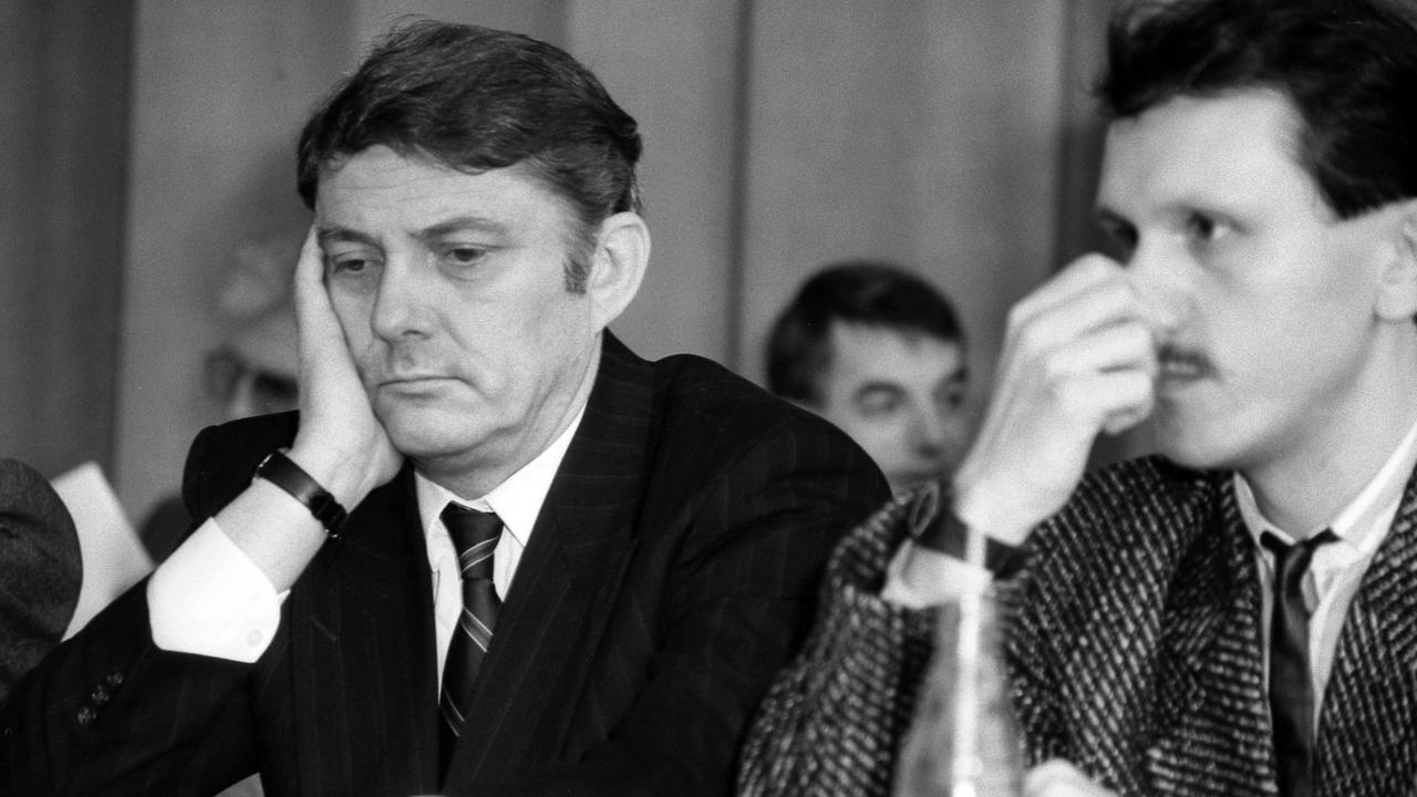 Zu sehen ist der Dresdner Oberbürgermeister Wolfgang Berghofer bei einem Rathausgespräch mit der oppositionellen "Gruppe der 20". Zu sehen ist der Dresdner Oberbürgermeister Wolfgang Berghofer bei einem Rathausgespräch mit der oppositionellen "Gruppe der 20".