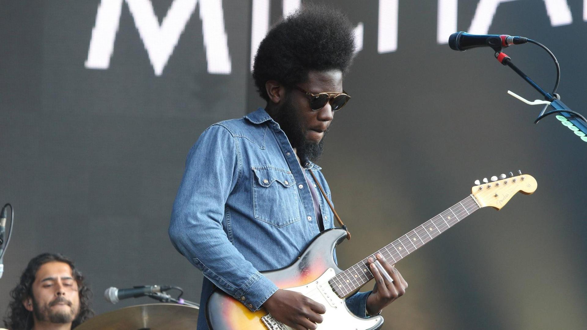 Michael Kiwanuka auf der Bühne mit Gitarre auf einem Festival in London Michael Kiwanuka auf der Bühne mit Gitarre auf einem Festival in London