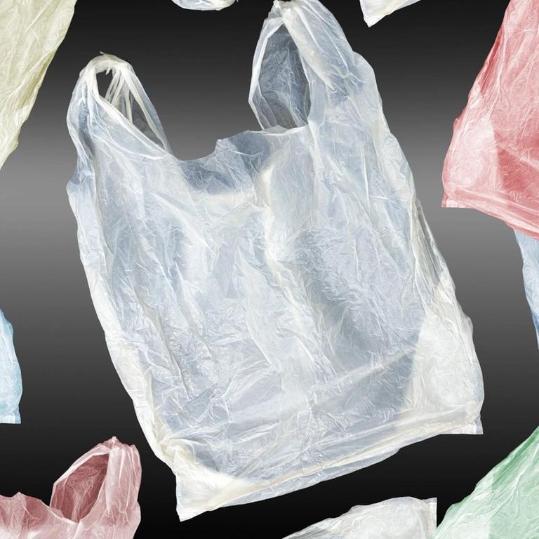 Das Foto zeigt mehrere dünnwandige Plastiktüten in unterschiedlichen Farben.