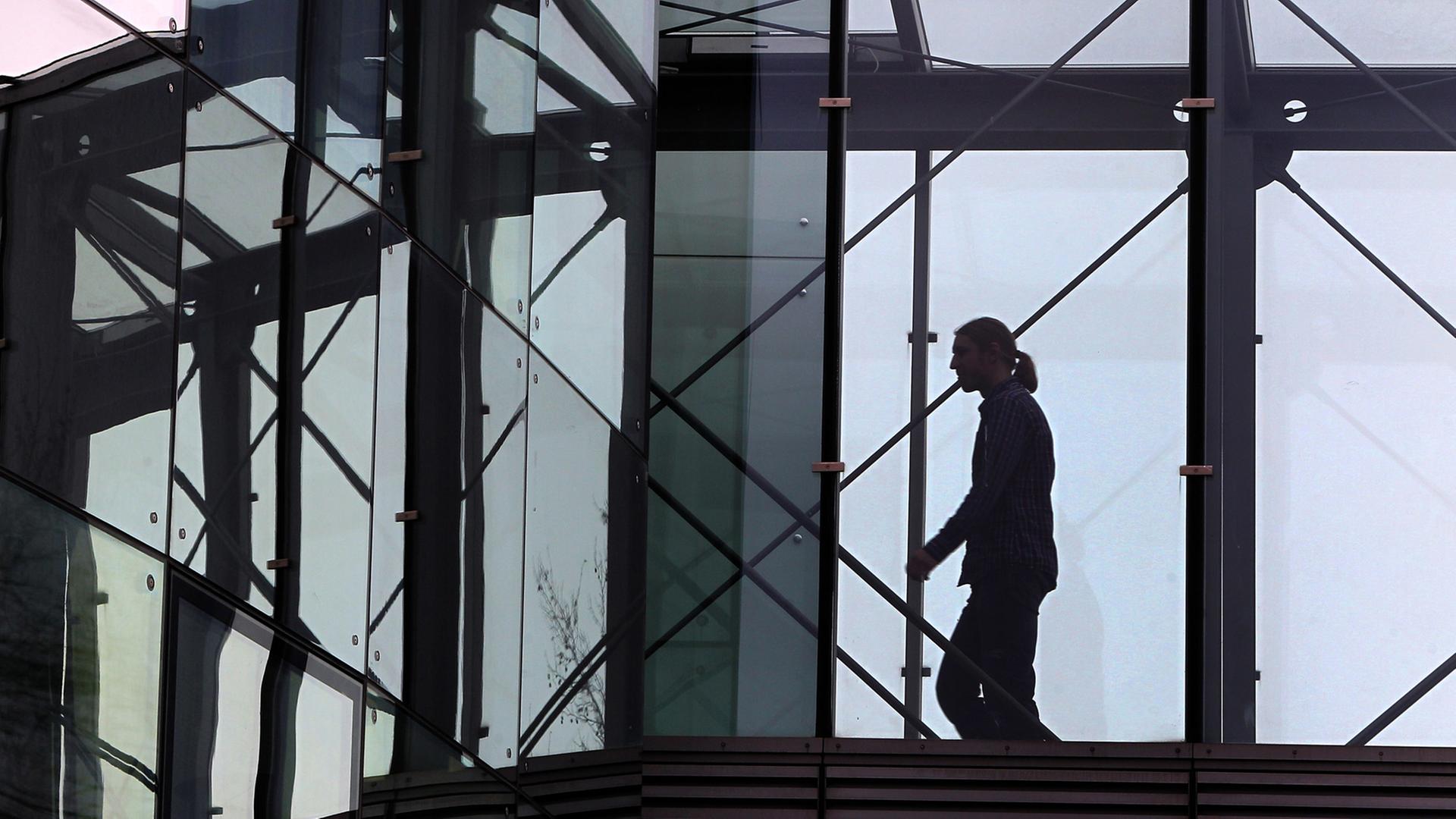 Ein Mitarbeiter in einem Übergang zwischen zwei Gebäuden des Weltbild-Verlags. Der katholische Verlag musste 2014 Insolvenz beantragen. Ein Mitarbeiter in einem Übergang zwischen zwei Gebäuden des Weltbild-Verlags. Der katholische Verlag musste 2014 Insolvenz beantragen.