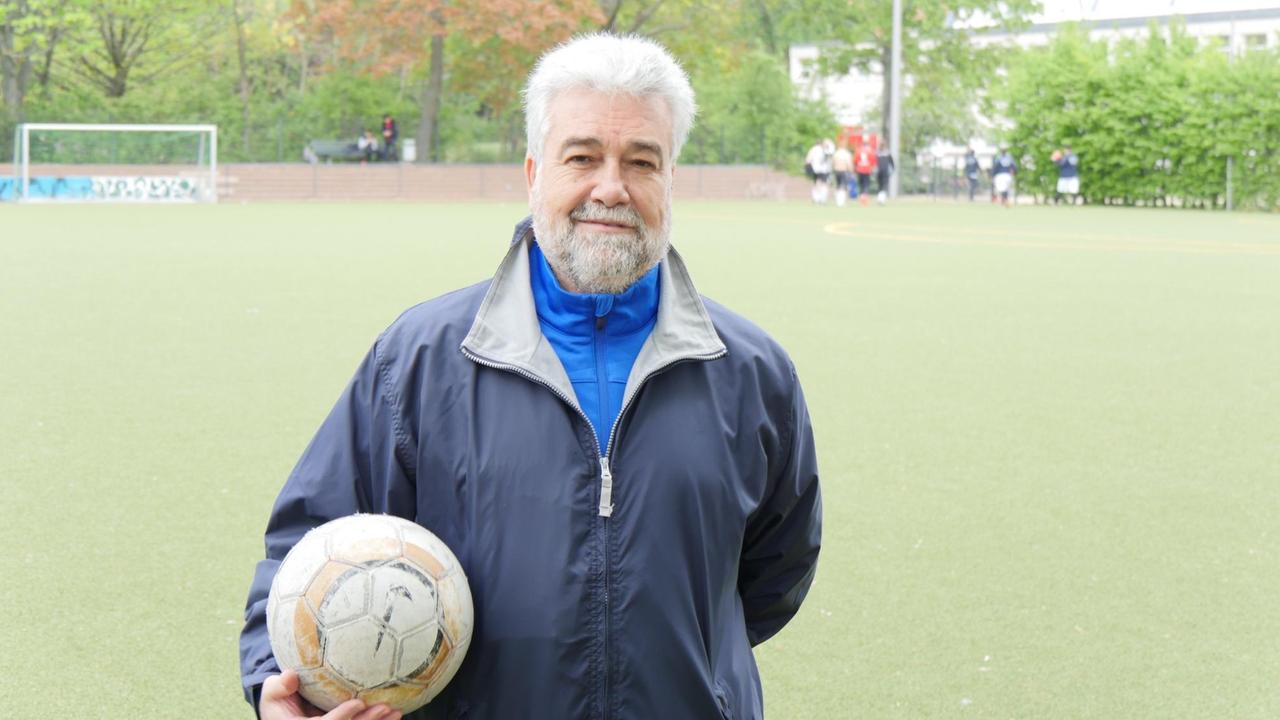 Mustafa Gumrok, Gründer des Syrischen SV im Poststadion von Berlin-Moabit. Mustafa Gumrok, Gründer des Syrischen SV im Poststadion von Berlin-Moabit.