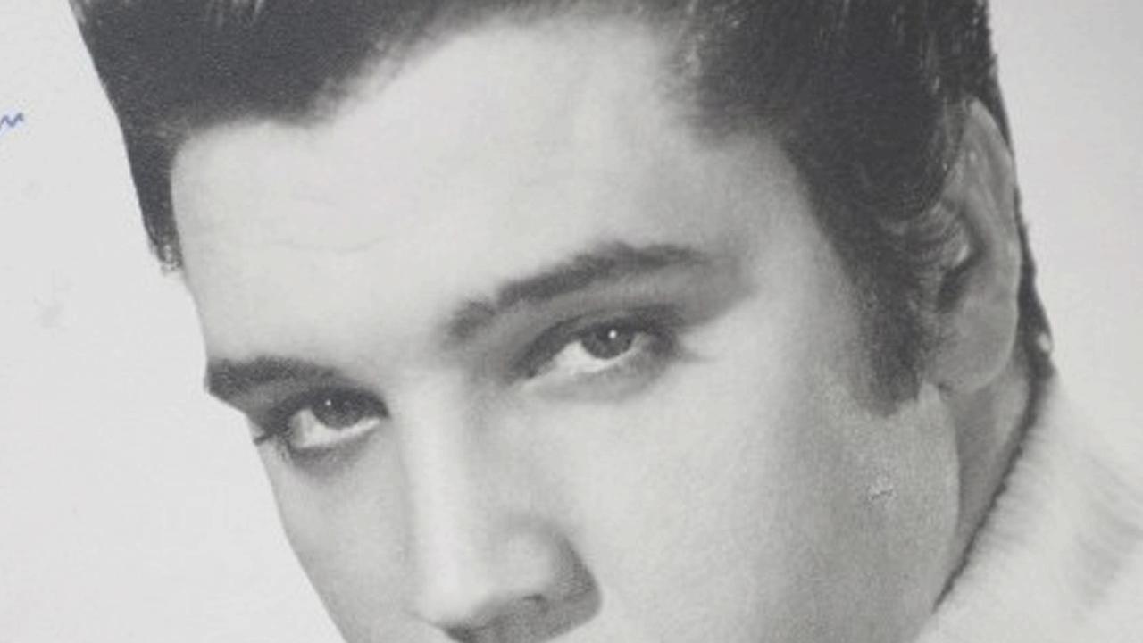 Portraitfoto von Elvis Presley in schwarz-weiß