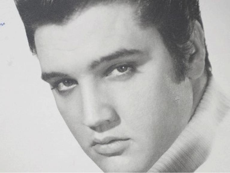 Portraitfoto von Elvis Presley in schwarz-weiß