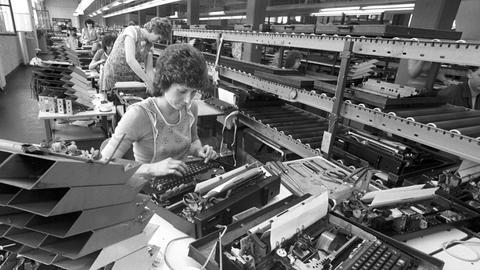 Mechanikerinnen in der Endmontage der neuen elektronischen Schreibmaschine vom Typ "Erika 6006" im VEB Buchungsmaschinenwerk (BUMA) Karl-Marx-Stadt.