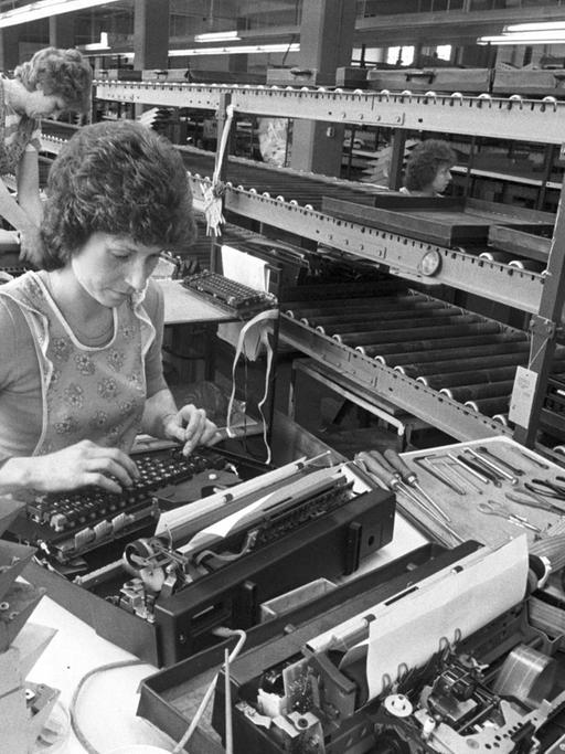 Mechanikerinnen in der Endmontage der neuen elektronischen Schreibmaschine vom Typ "Erika 6006" im VEB Buchungsmaschinenwerk (BUMA) Karl-Marx-Stadt.