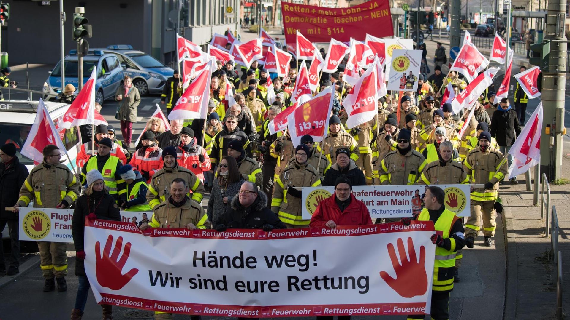 Einsatzkräfte gehen mit Plakaten und Verdi-Fahnen durch die Innenstadt. Einsatzkräfte gehen mit Plakaten und Verdi-Fahnen durch die Innenstadt.