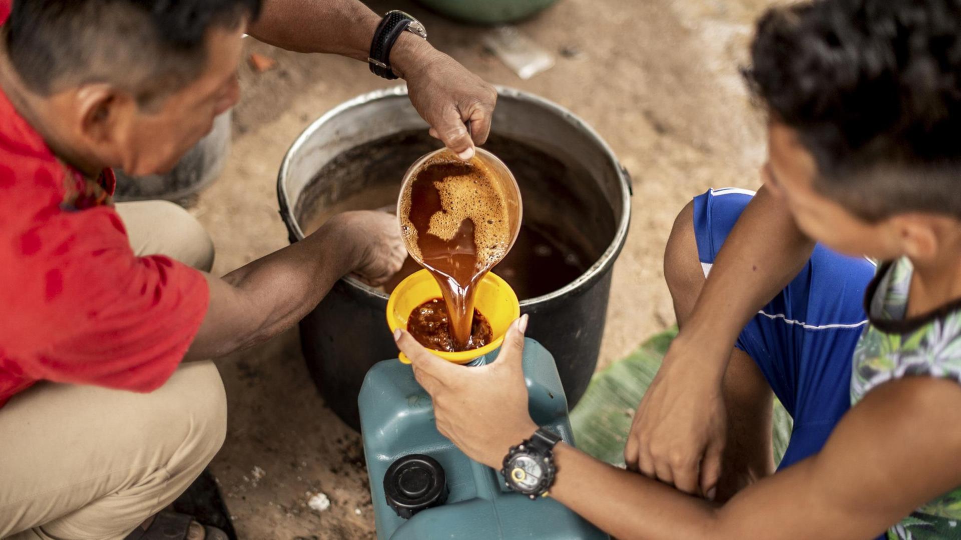 17.07.2018, Peru, Pucallpa: Ein Schamane (r) gibt einen Sud aus «Ayahuasca» in einen Becher. Das Gebräu, das aus der Liane Banisteriopsis caapi vorbereitet wird, wird in der peruanischen Shipibo-Ethnie sowie in diversen Amazonas-Ethnien zu medizinischen oder religiösen Zwecken eingesetzt 17.07.2018, Peru, Pucallpa: Ein Schamane (r) gibt einen Sud aus «Ayahuasca» in einen Becher. Das Gebräu, das aus der Liane Banisteriopsis caapi vorbereitet wird, wird in der peruanischen Shipibo-Ethnie sowie in diversen Amazonas-Ethnien zu medizinischen oder religiösen Zwecken eingesetzt