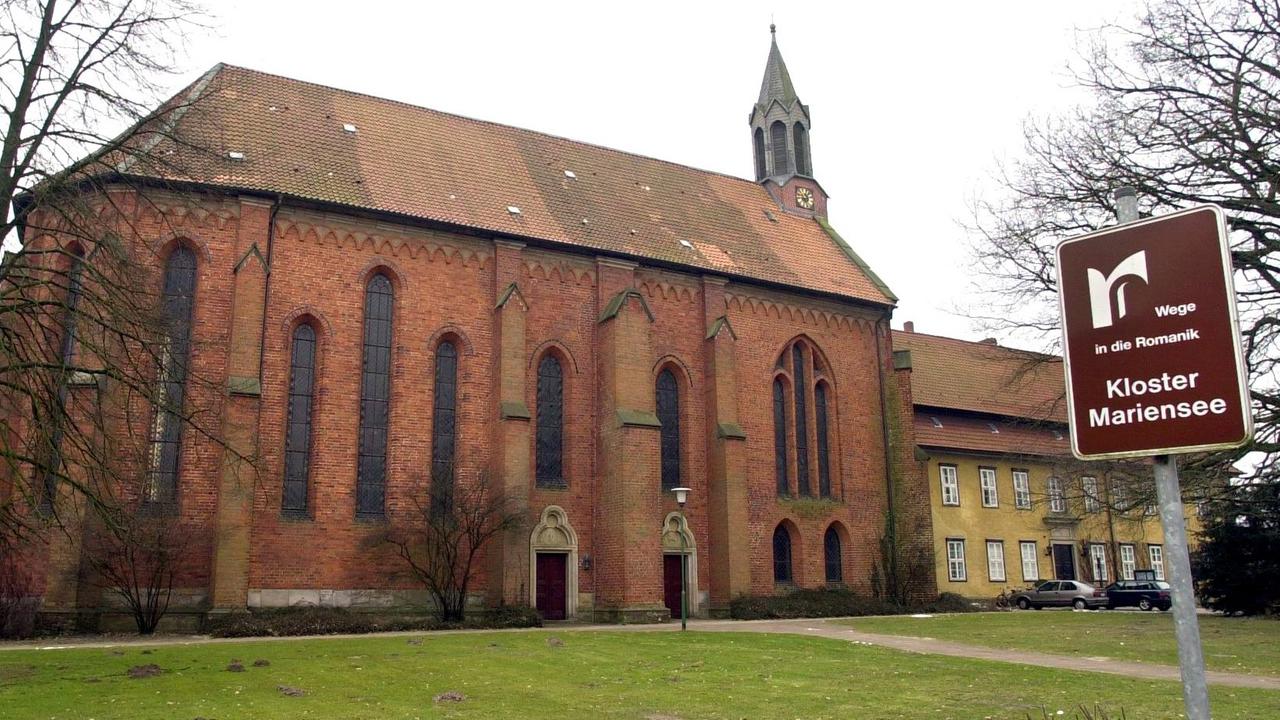 Das Kloster Mariensee bei Neustadt (Region Hannover), aufgenommen am 12.2.2003. Das Kloster Mariensee ist eines von 22 Häusern (Stand: Juni 2014), die zur Klosterkammer Hannover gehören - eine niedersächsische Landesbehörde unter Aufsicht des Kulturministeriums.