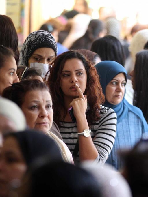 Ägypterinnen stehen Schlange vor einem Wahllokal in Kairo