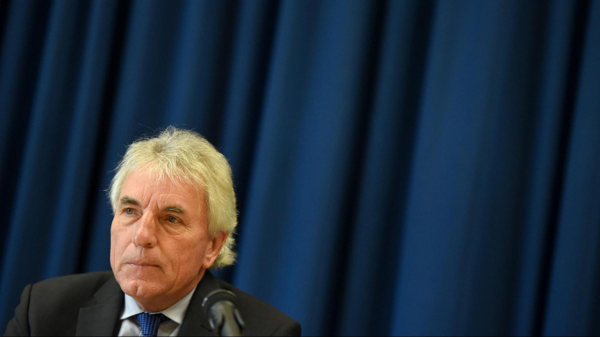 Jürgen Roters bei einer Pressekonferenz. Jürgen Roters bei einer Pressekonferenz.